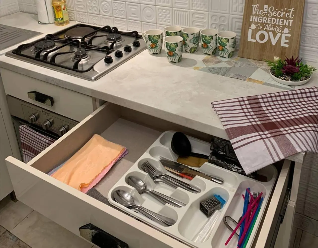 Сozy Three-Room Apartment With 2 Separate Bedrooms In Old Tbilisiの連絡先