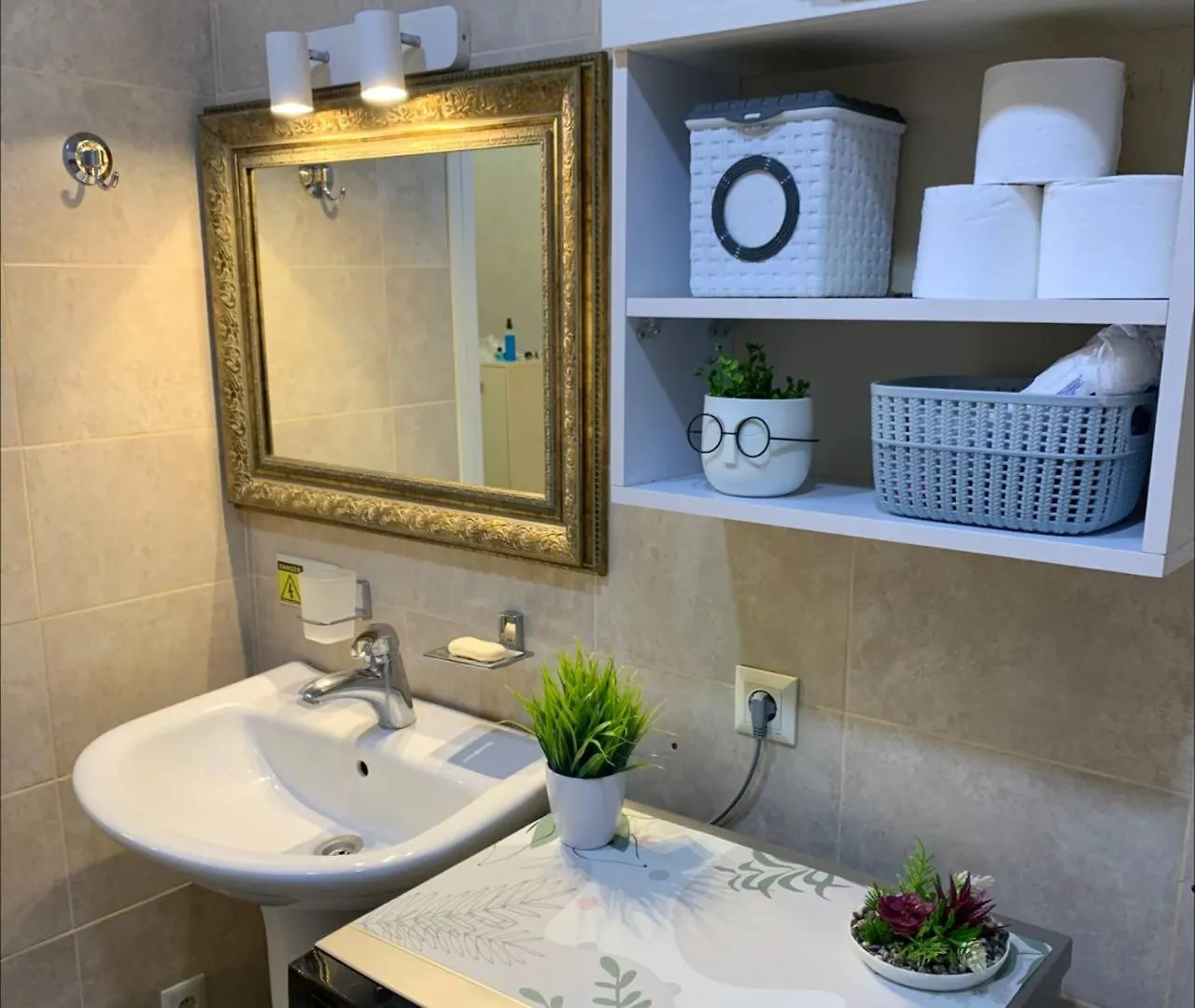 Сozy Three-Room Apartment With 2 Separate Bedrooms In Old ティビリシ