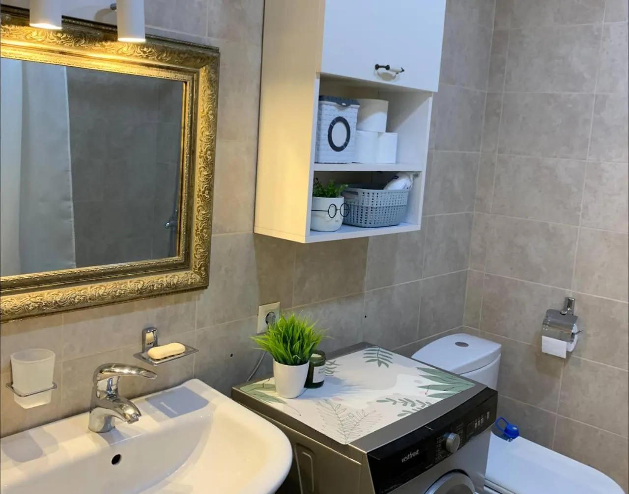 Сozy Three-Room Apartment With 2 Separate Bedrooms In Old ティビリシ 0*,  グルジア
