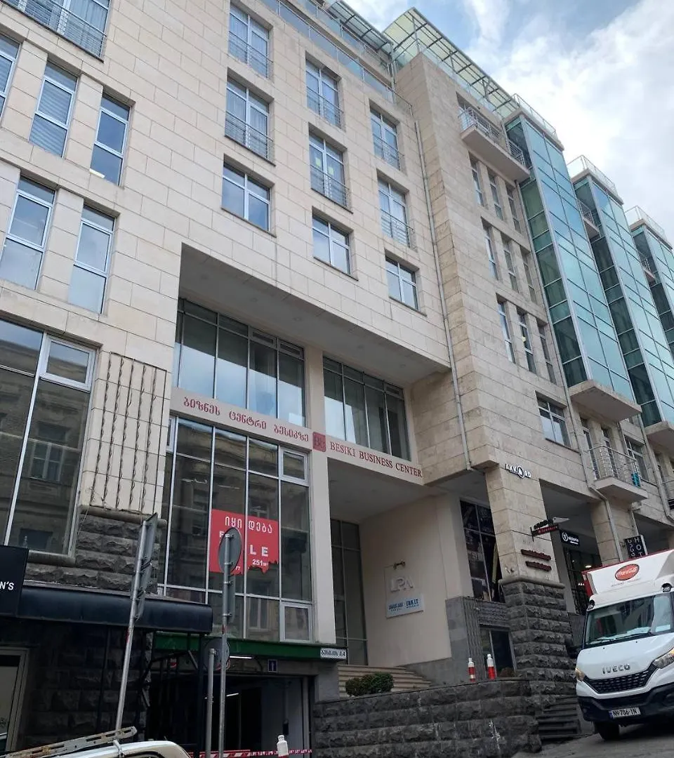 Сozy Three-Room Apartment With 2 Separate Bedrooms In Old ティビリシ