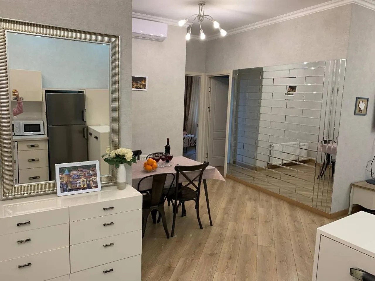 Сozy Three-Room Apartment With 2 Separate Bedrooms In Old ティビリシ