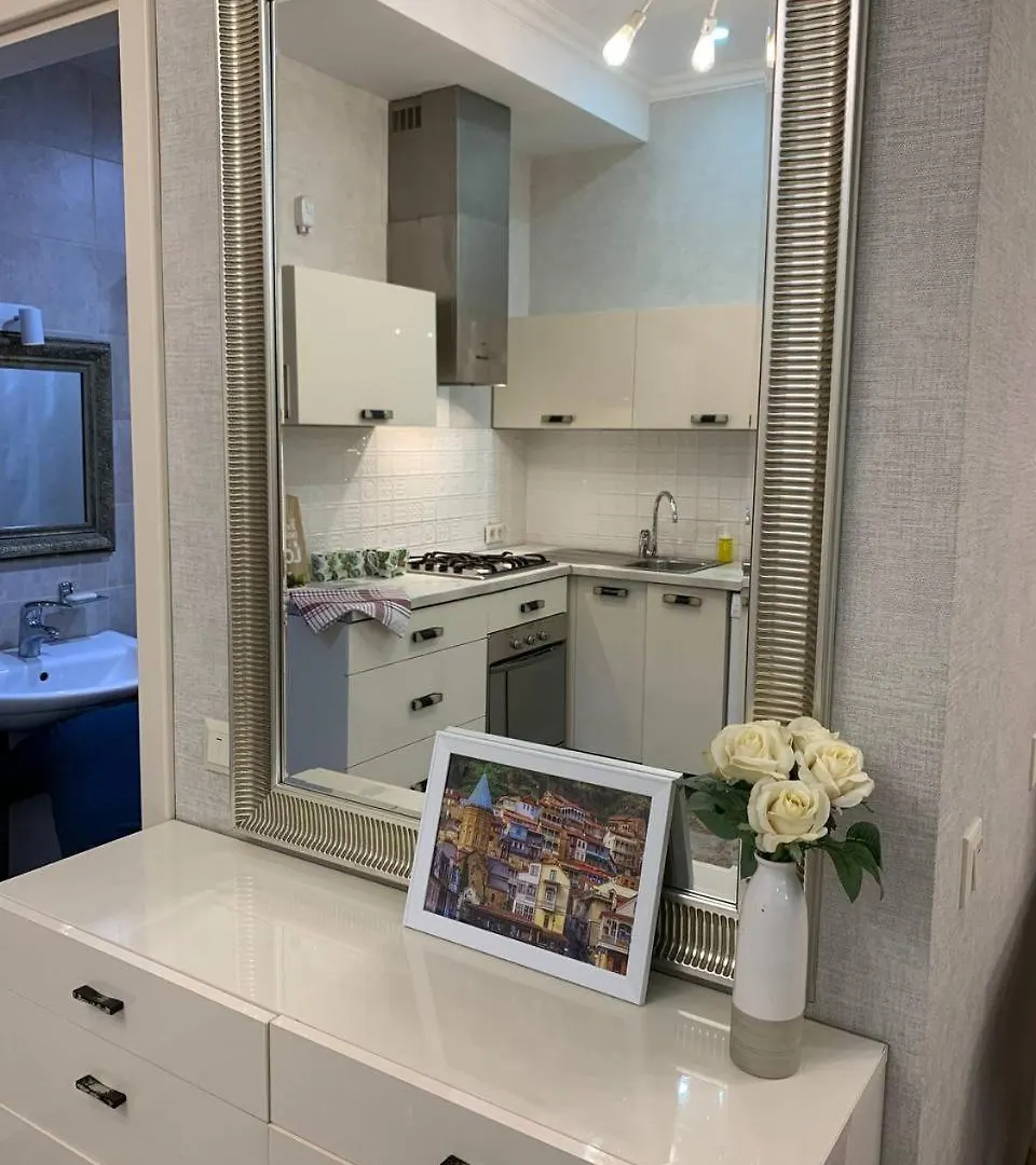 Сozy Three-Room Apartment With 2 Separate Bedrooms In Old ティビリシ