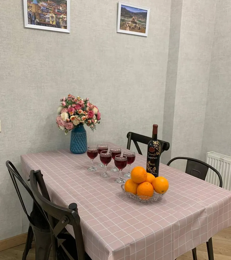 Сozy Three-Room Apartment With 2 Separate Bedrooms In Old ティビリシ